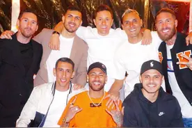 谦逊!大巴黎夺冠更衣室合照,内马尔戴大金链C位,梅西黑西装靠边站图片