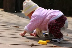 给孩子穿“开裆裤”还是“尿不湿”？家长选错了，把娃从小坑到大图片