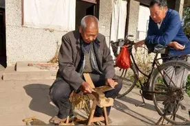 2021年江苏92岁大爷每月工作29天，拼命赚钱只为改变孩子们的命运图片