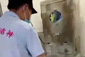 网传医院清洁工用厕所扫帚刷饮用水箱，物业回应：将核实，情况属实会罚款三百至五百，甚至会开除图片