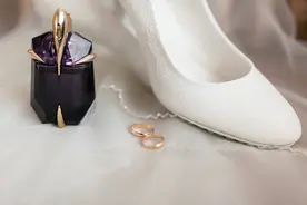 鞋子发黄很难看？学会这个洗白妙招，洗完和新买的一样干净，收藏图片