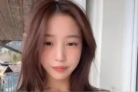 15岁小四月晒近照，眼睛不如妈妈赵薇，网友：鬼迷日眼，太早熟！图片