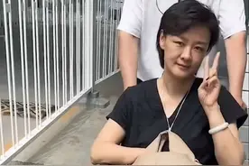 前央视主持突发意外！脚被钢条穿透鲜血直流，素颜躺床上罕露白发图片