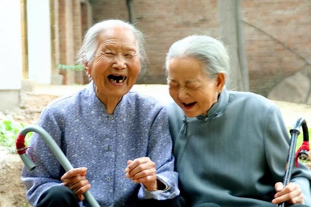 退休医生坦言：寿命长不是靠多走路和多睡觉，坚持2件小事很重要