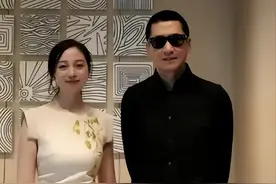 52岁周杰恋情曝光！女方年轻貌美身材佳，母亲去世后成孤身一人图片