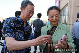 “为什么女人单身后，会着急找老伴再婚？”70岁大爷说出了真相图片