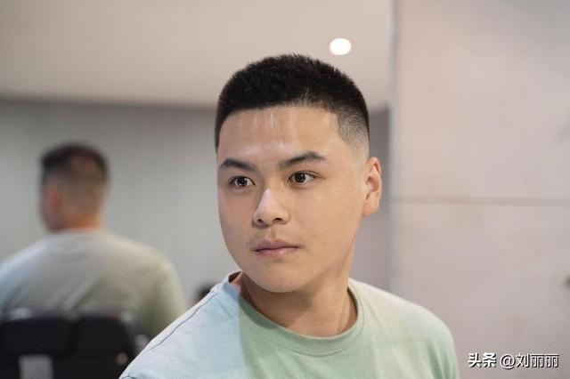 新时尚男士发型24款,越看越有型,简直帅炸了