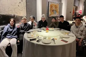 好事将近！奥运冠军带着女朋友参加国羽聚会，27岁事业爱情双丰收图片