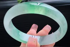 1万块和10万块的翡翠手镯，差距到底有多大？答案揭晓图片