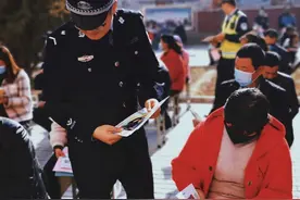 在火车站被警察要求检查手机时，可以拒绝吗？图片