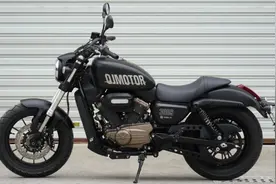 座高700mm的国产美式乐器，V型双缸的美式巡航车，闪300静态展示图片