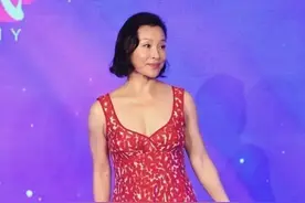 61岁陈冲放飞自我，穿碎花小红裙秀S曲线，不仅不俗还挺大气图片