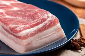 做红烧肉，牢记“4做3不放”，出锅颜色红亮，酥而不烂油而不腻图片