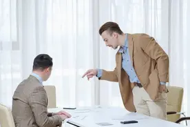 领导出现这10个现象，可能在培养你，看破不说破，不要不识抬举图片