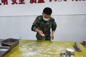 快看，兵哥哥的周末生活图片
