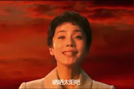 一出太阳，草地上就长满了快发霉的四川人图片