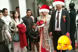 贵州一男子婚礼当天疑似“前女友们组团拉起横幅”来婚闹图片