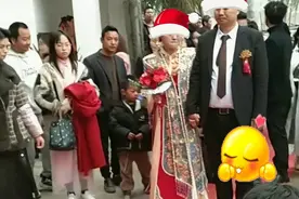 贵州一男子婚礼当天疑似“前女友们组团拉起横幅”来婚闹图片