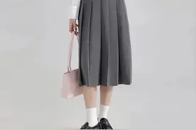 突然火了一种穿法：“过膝百褶裙+乐福鞋”，减龄洋气，谁穿谁美图片