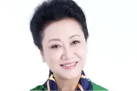 “丑娘”专业户王丽云，现实好会打扮，贵妇头+丝巾，气质太高雅图片