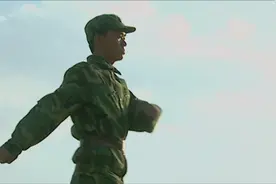 许三多的价值超过一个连长？再看原著，才明白团长这句话的含义图片