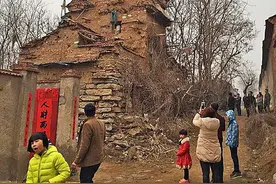 山东55岁智障农民捡泥3年，徒手盖出7层楼，苦等弟弟归来一起住图片