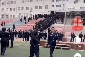 官媒发布众警察走路视频并标：满满的安全感。网友：只有压迫感！图片