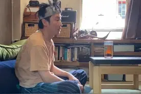 著名演员演戏10年，却蜗居二环10㎡，存款5位数：这么穷？我不信图片