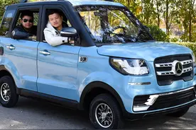 这2款电动四轮车，支持冷暖空调，油电两用，最低价不到8000元图片