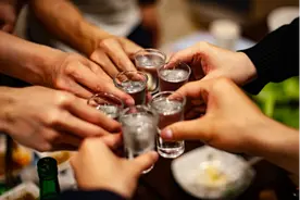 如果给你一瓶酒，刚好有5盘下酒菜，你会选哪一盘把酒喝完？图片