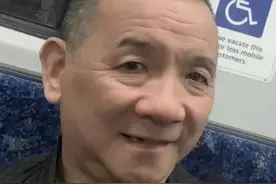 63岁老戏骨疑移居悉尼，戴金链坐当地火车被偶遇，苍老憔悴变化大图片