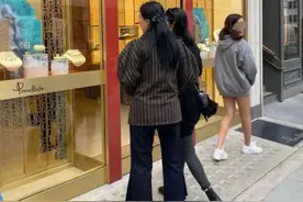 54岁那英和女儿现身英国豪购，14岁女儿长腿吸睛，五官酷似孟桐图片