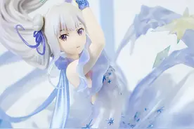 艾米莉亚的水晶手办来袭，水蓝色高开叉礼服，美到令人窒息图片