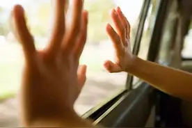 幼儿车内自救安全教育课，请务必教给孩子图片