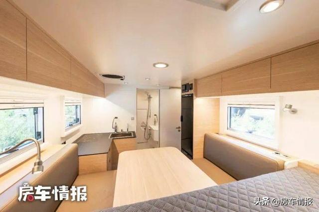 全新奔驰中卡房车，5.1T四驱带三把锁越野力够强，车内足有10平米