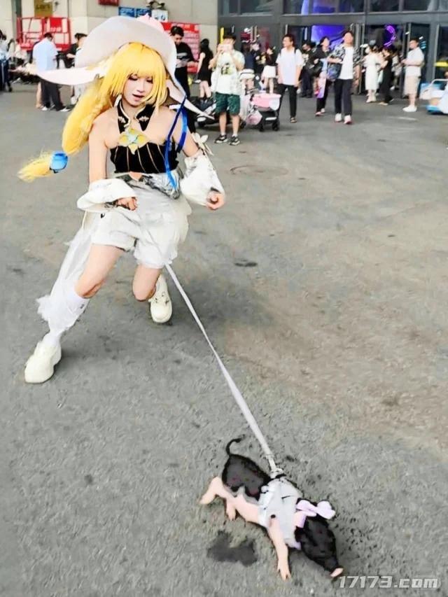 腾讯14款游戏BW抢人，却被韩援Coser抢风头，三天暴涨百万粉