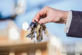 实体店老板:赚的钱都被黑心房东拿走了 房东:买商铺不如把钱存银行图片