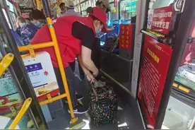 沈阳营运公交车配备随车安保人员图片