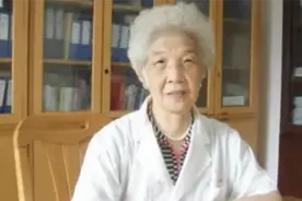 97岁老中医，生前行医80余年，死后墓碑上刻下100个中药秘方图片