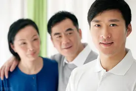 结婚第8个月，我和老婆离婚了，离婚当天我俩抱在一起大哭了一场图片