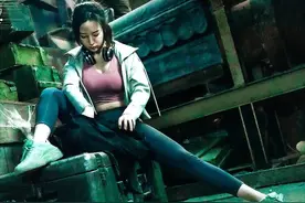 下衣失踪、JK制服，陈小春新片被众嘲，灾难片还穿这么凉快？图片