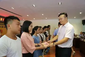 反诈老陈与富豪连麦，被叫小主播满脸尴尬，看到重金打赏喜笑颜开图片