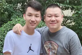 德云社二哥刘筱亭发文，晒师父送的鞋子，粉丝：岳云鹏是真“损”图片