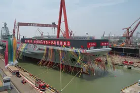 全球共有21艘航母，美国占半数，中国虽为后来者，但发展速度惊人图片