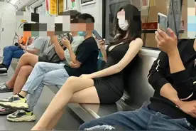 太恶心了！天津地铁惊现猥琐男偷拍女生裙照，其手机有大量存货…图片