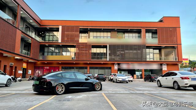 黑色特斯拉model3 | 改装气动避震&金色锻造轮毂