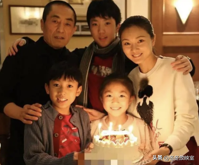 张艺谋“晚节不保”，妻子连夜转移资产出国，圈内早有征兆