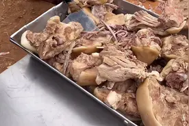 临沭75岁夫妻卖熟食，猪蹄一个5元，当地人抢着吃，外地人吃不下图片