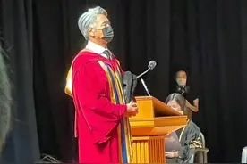 66岁周润发头发都变白了，罕见正式亮相，穿西装站得笔直太年轻了图片