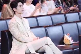 仪态好的男明星，只服这4位，别说他们端着，能端一辈子也是本事图片